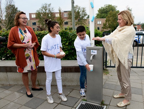 Opening watertappunt door minister Van Nieuwenhuizen. Foto: M. Muus